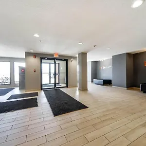 Apartment Bright Luxe Condo, Ac, Floor, King Bed, Balcony!